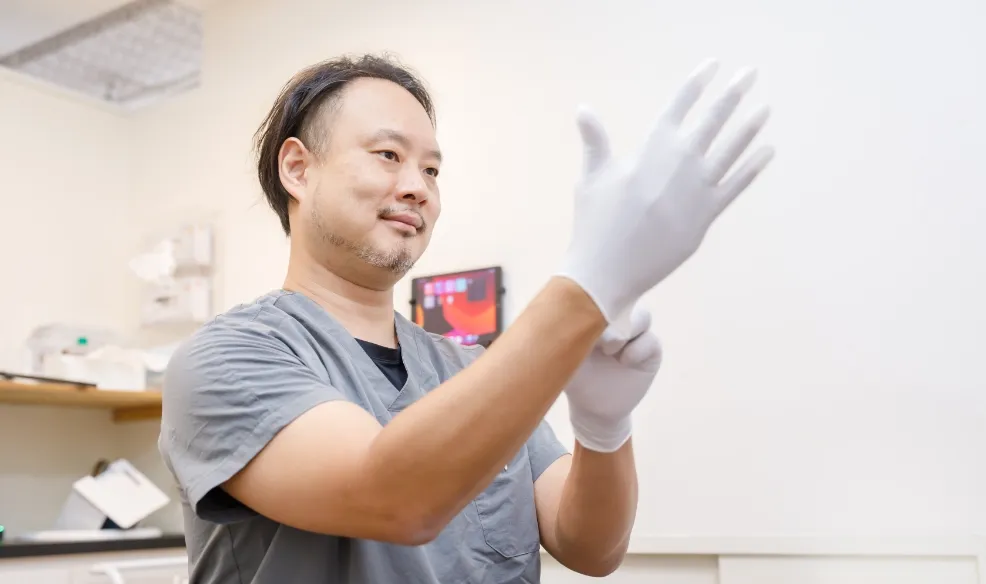 歯科医師によるボツリヌストキシン治療の施術イメージ