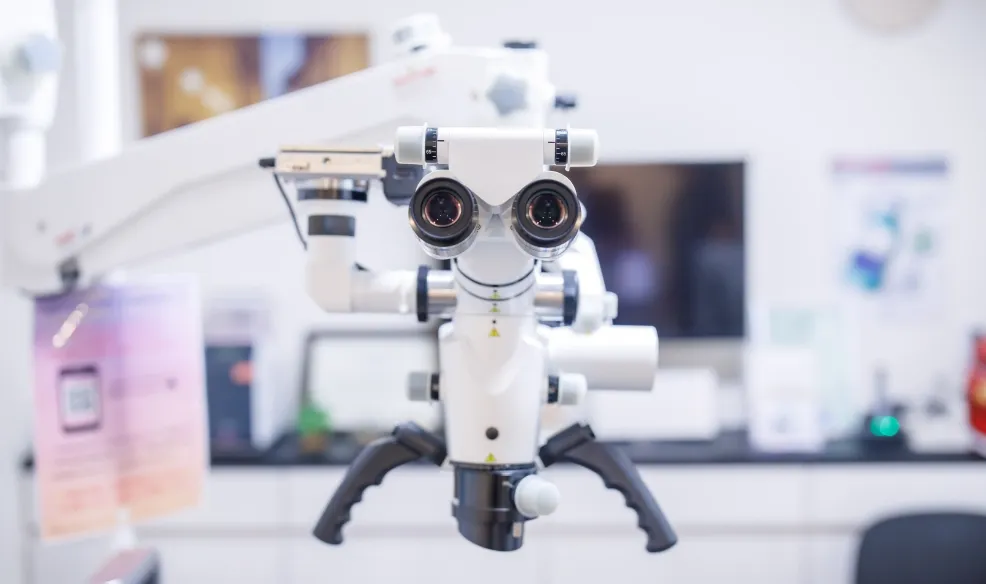 マイクロスコープによる低侵襲治療のイメージ