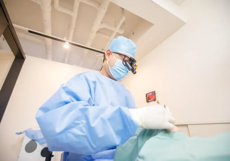 インプラントを埋め込む(1次手術)の画像