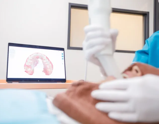 マウスピース型矯正装置の特長4 治療のシミュレーションを事前に見られる