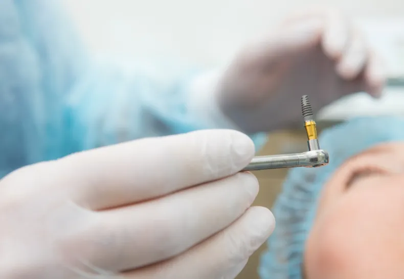 【重度の場合】インプラント撤去と再治療を視野に入れた治療計画のイメージ