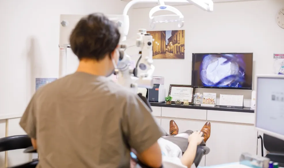 マイクロスコープ拡大鏡による低侵襲治療のイメージ